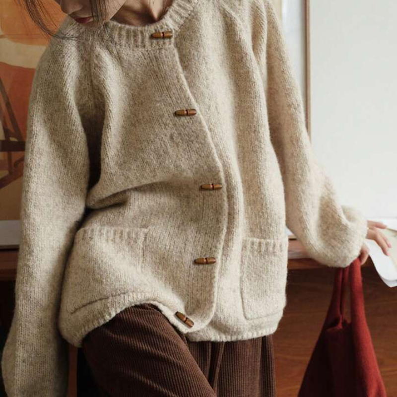 Women's Retro Artistic Style Horn Button Design Round Neck Cardigan